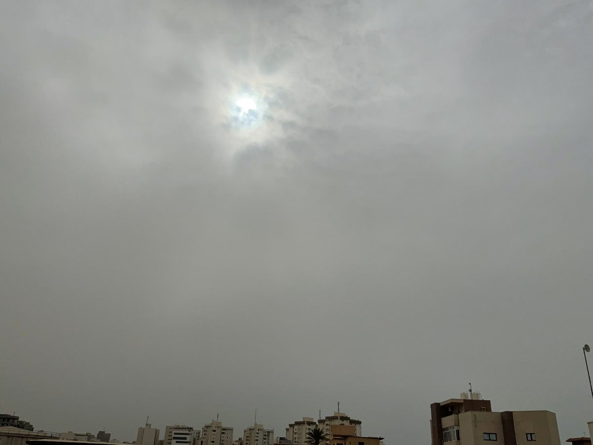 İklim değişikliği,
Evet
Libya Trablustayım.
Sabah saat 07.00-08.00 günlük güneşlik bir hava varken aniden sisli ve bulutlu hale geliyor. İki haftadan beri böyle. Yağmur yok.  
İnsanı depresyona sokan melankolik bir gökyüzü.