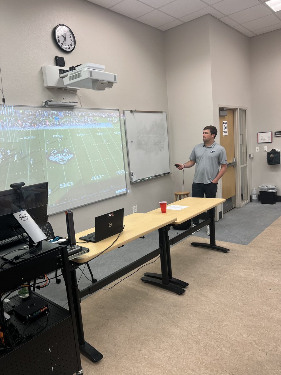 Day 2 @jay_macintyre11 WR coach @FIUFootball dropping 💎’s at the SWFL Football Coaches Clinic.