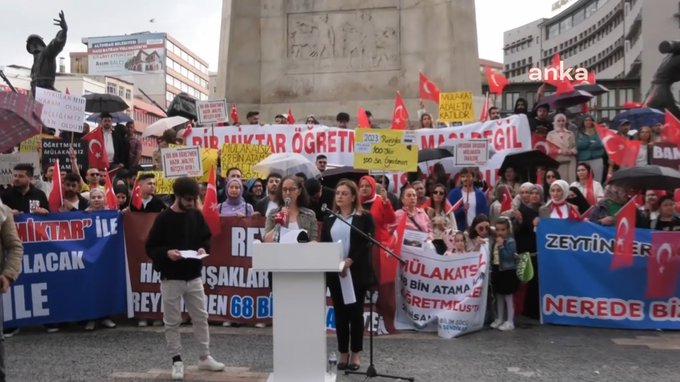 Atanamayan öğretmenler Ankara'da eylem yaptı: '2023 KPSS puanı ve sıralamalarımızla mülakatsız 68 bin öğretmen atamasının yapılmasıyla birlikte görevimizi yurdun her bir köşesinde icra etmeye hazırız.'