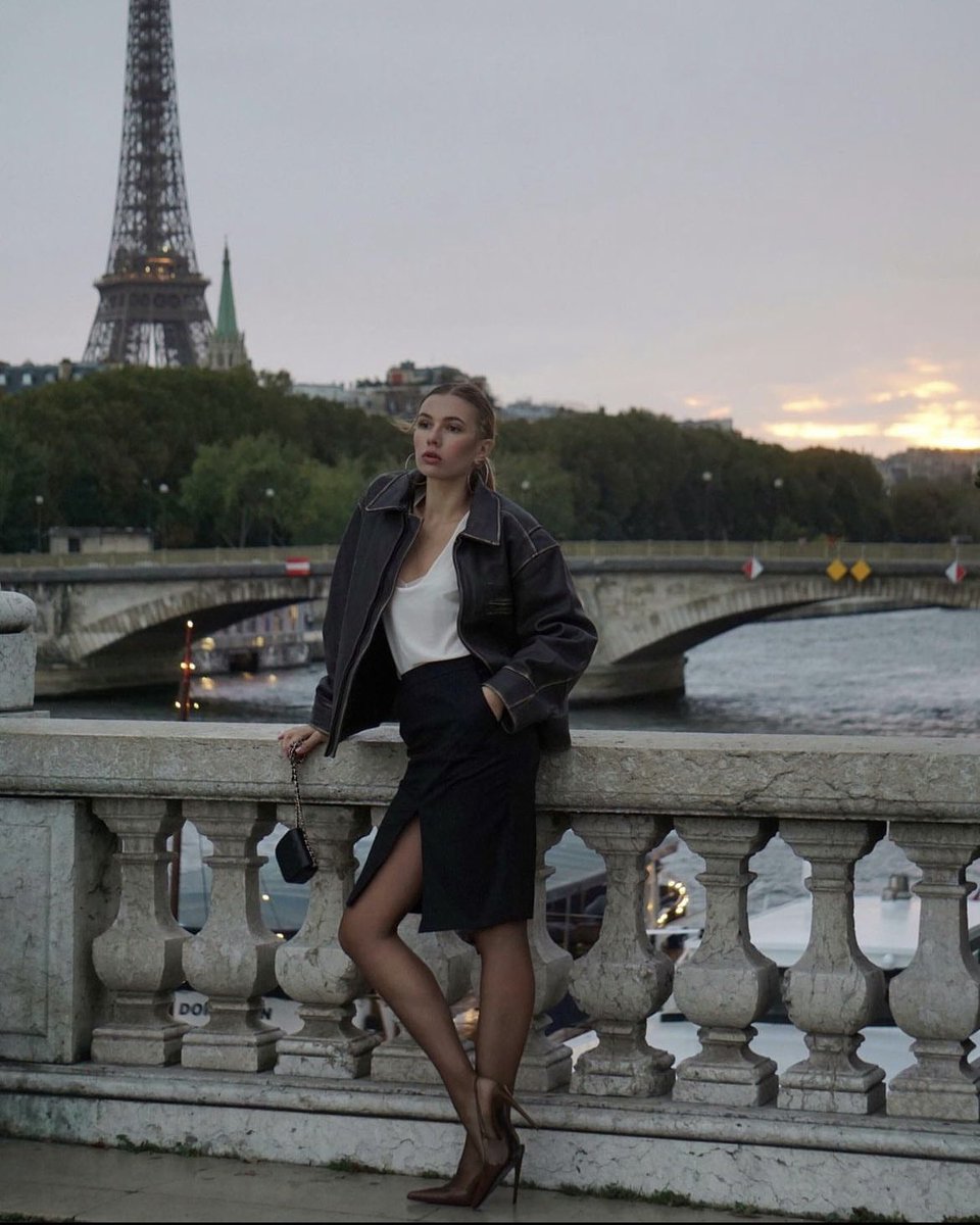 Via Olga Yeromenko💫
#streetstyle #casualchic #fashioninspiration #SaintLaurent #Paris