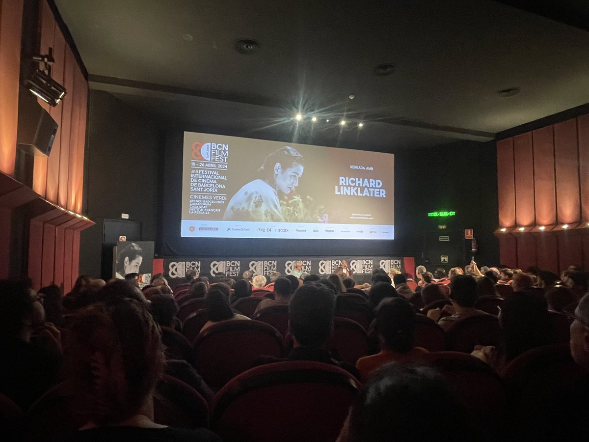 Richard Linklater en el @BCNFilmFest junto a Álex Gorina de @FinestraCR, gran momento. Fui uno de los que le lanzó una pregunta a Linklater 🎥🔥