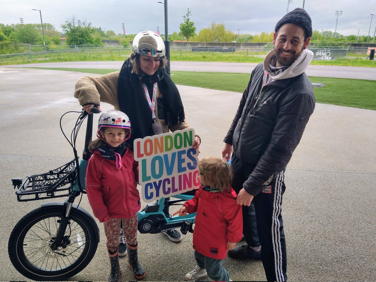 It's been amazing seeing so many people out this weekend celebrating how much #LondonLovesCycling (even in wind & rain). Here's people trying out ebikes of all sorts @CyclElectricMag demo day @LeeValleyVP.