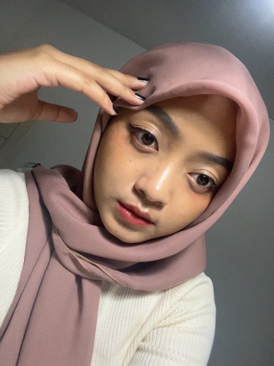 urmatchaa's tweet image. skintint you teksturnya kek bedak tp cairrr cocok untuk daily 🌥️ TAPI NGGAK gweh saranin lo pake di outdoor karena bakal luntur. better buat yg always di ruangan ber-AC yh! TP WANGINYA ENAAAK AKU SUKAA kek bunga apaa gt 🌸🫧 finishnya dewy glowing gmn gtt