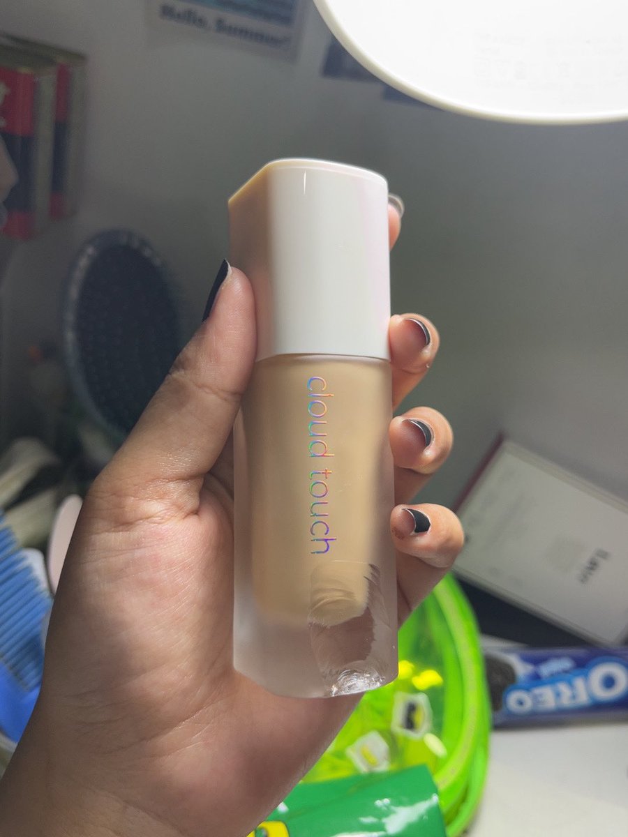 urmatchaa's tweet image. skintint you teksturnya kek bedak tp cairrr cocok untuk daily 🌥️ TAPI NGGAK gweh saranin lo pake di outdoor karena bakal luntur. better buat yg always di ruangan ber-AC yh! TP WANGINYA ENAAAK AKU SUKAA kek bunga apaa gt 🌸🫧 finishnya dewy glowing gmn gtt