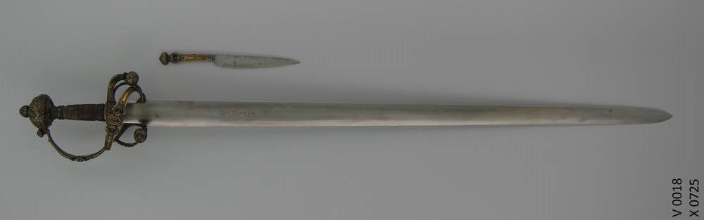 A broad #Rapier with an associated by-knife, OaL: 40.6 in/103.1 cm Blade Length: 35 in/89 cm Blade Width: 1.6 in/4.1 cm Hilt Width: 5.4 in/13.8 cm Hilt Depth: 4.1 in/10.5 cm Weight: 3.2 lbs/1444 g #Milan or #Mantua, #Italy, ca. 1560, housed at the @skdmuseum