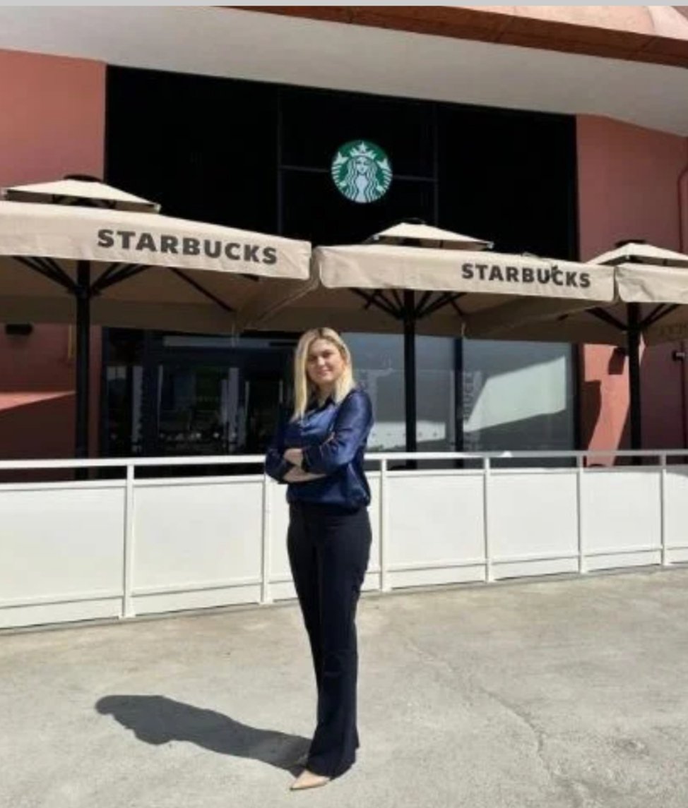 MUSİAD boykot yapalım derken MÜSİAD in Karabük Şubesi Kadın Kolları Başkanı Kübra Ekmekçi Starbucks açtı. Yılandan korkmuyom, bunlardan korktuğum kadar.