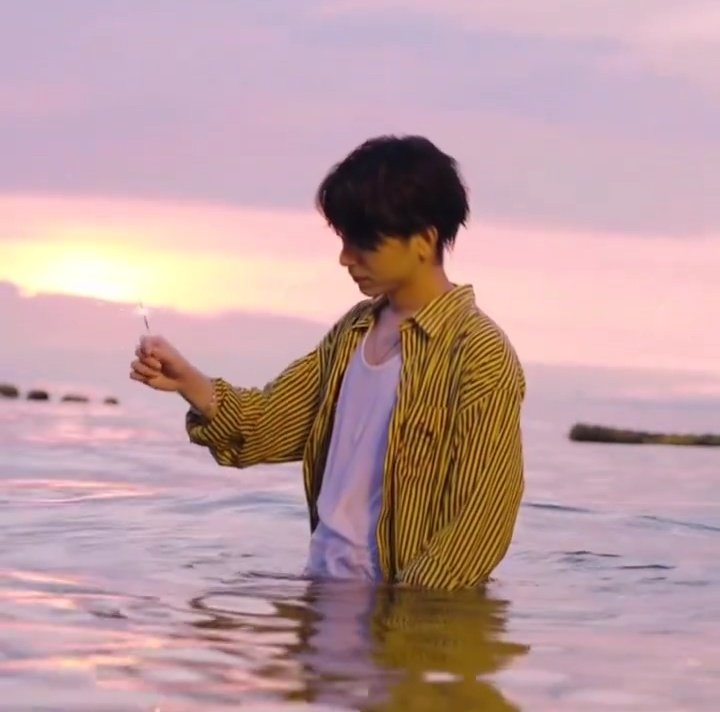 he looks great with the ocean and fireworks✨
#เบื้องหลังMV_MrSea
#tommysittichok