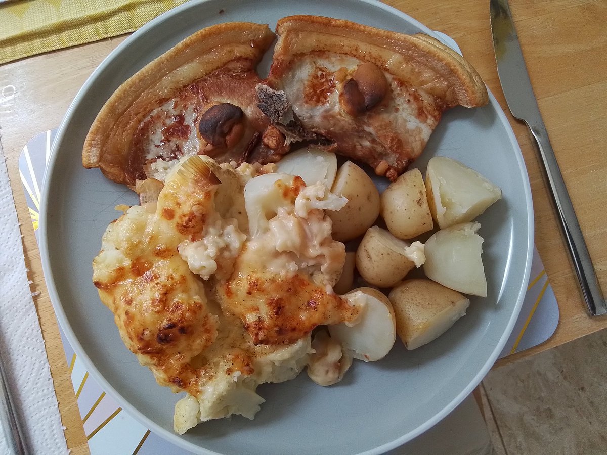 Porkchops with cauliflower cheese and leeks,  baby potatoes