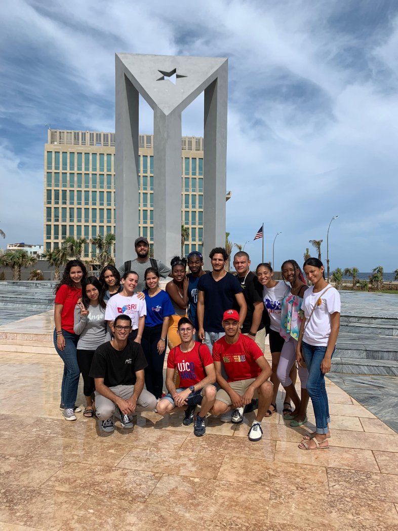 Esta mañana⛅, los muchachos del ISRI participaron en el trabajo voluntario en la Tribuna Antimperialista ✊en vista al desfile del 1ro de Mayo🇨🇺.

#VivaEl1roDeMayo 
#orgulloISRI