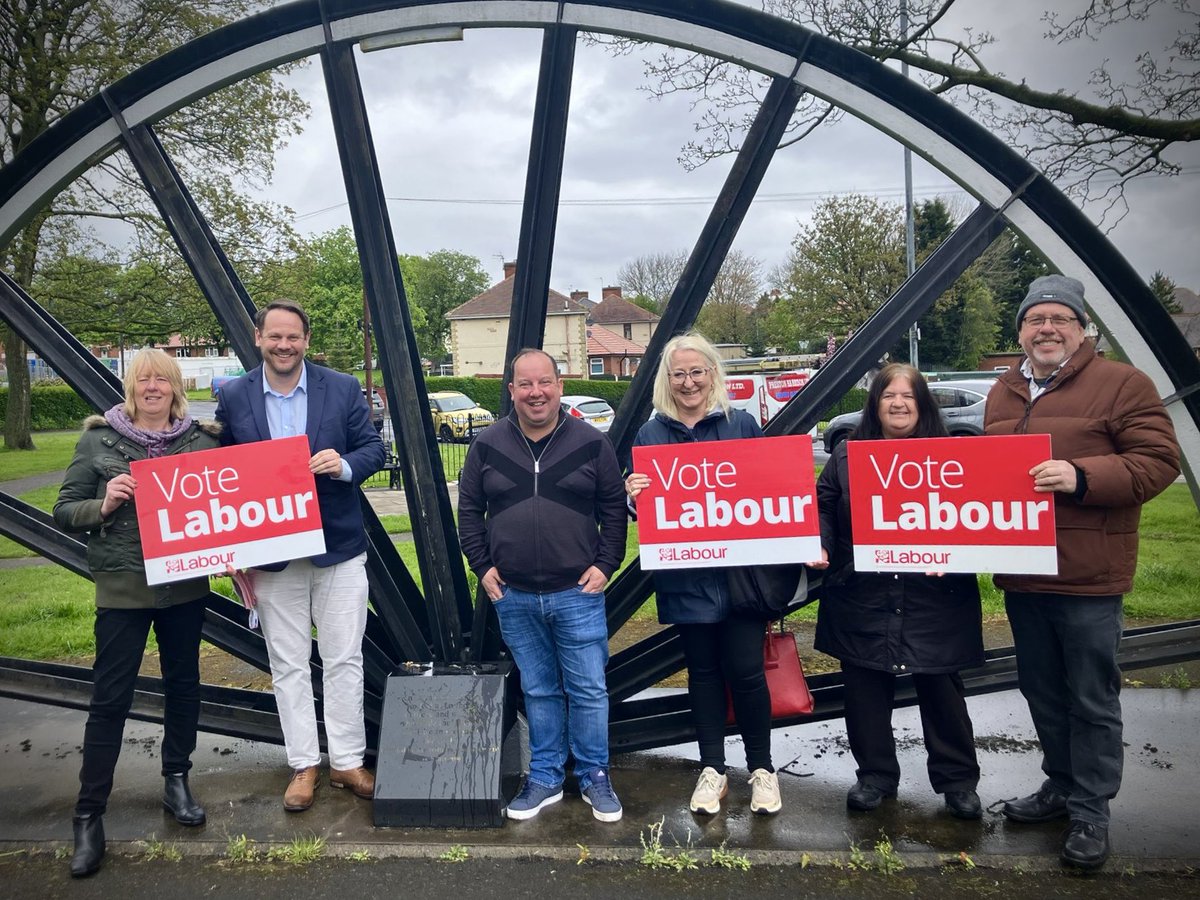 Out in Newton Hill for hardworking local councillor, @matthewmorley7. It felt like everyone we spoke to knew Matthew, or had been helped by him! Lots of support for @UKLabour and @WFDLabourGroup. 🌹 🗳️