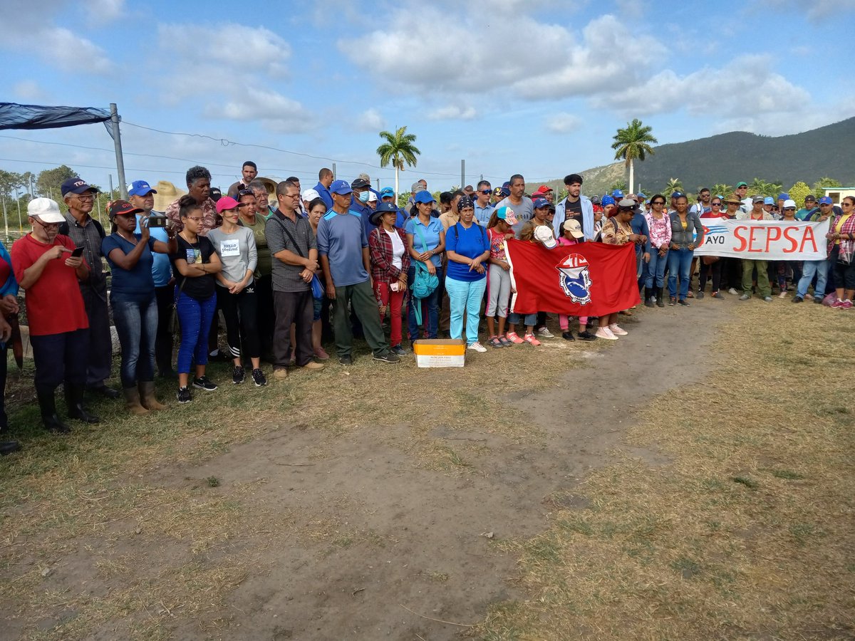 #PorCubaJuntosCreamos se hizo patente en el trabajo voluntario realizado en la #IslaDeLaJuventud en saludo al #1Mayo
#SíSePuede #PorUn26EnEl24 #SentirPinero