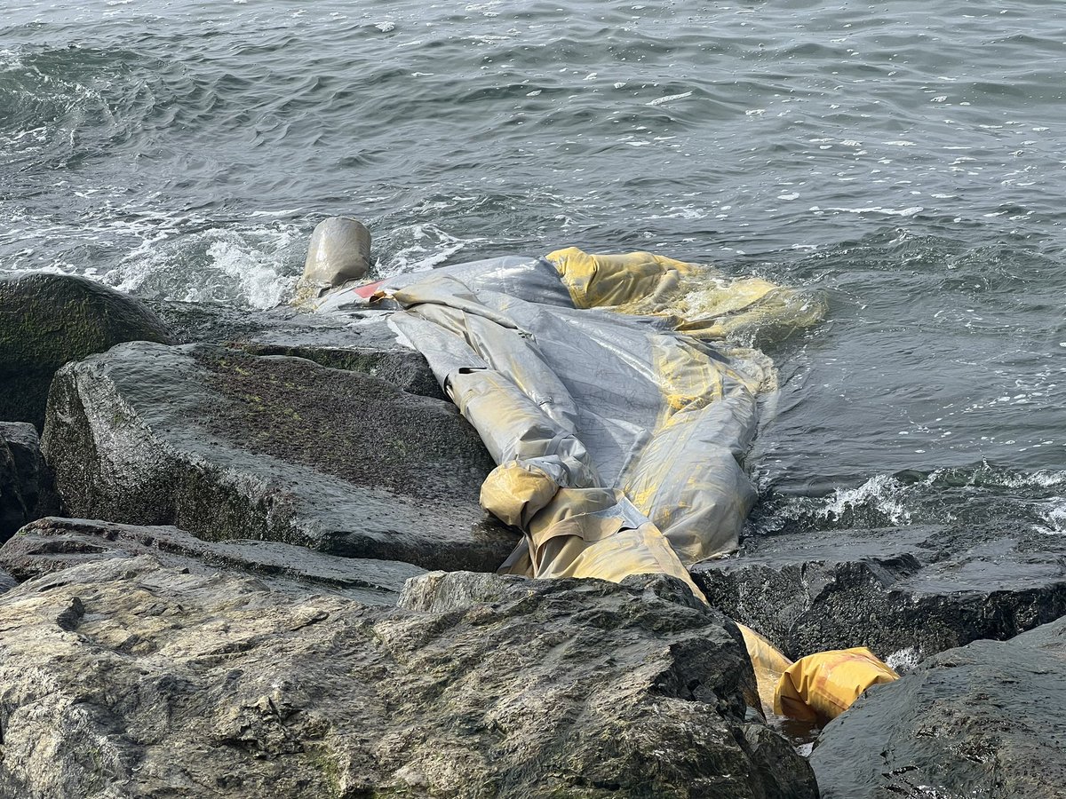 @FAANews @FAASafetyBrief @JFKairport @Delta @NYCParks It appears the emergency slide that detached from the Boeing 767 Delta flight to LA from JFK Airport on Friday morning, is floating in the Atlantic, caught in the jetty on Beach 130th Street in Rockaway.