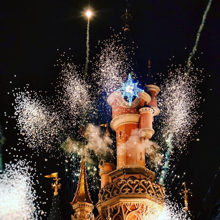 De grote LED ster in het hoogste torentje van het kasteel is terug en zal weer dagelijks te zien zijn tijdens Disney Dreams en Disney Electrical Sky Parade. Bekijk de droneshow 👉 discoverthemagic.nl/disneyland-par…

📷 Disneyphile
