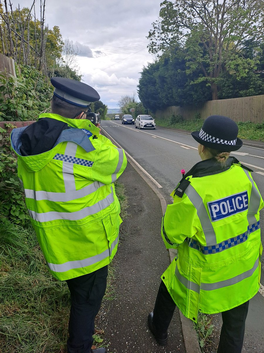 PC22290 and #PershoreSNT have been out in #Stoulton conducting #SpeedEnforcement 👮‍♂️ Followed by some community engagement across the village discussing #RoadSafety 🚗🏍🚲 #VisibleInTheCommunity #RoadSafety #Fatal4 #SpeedAwareness