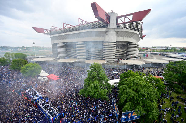 - Setelah Derby pekan lalu, segelintir penggemar yang merayakan Scudetto ke-20, yaitu mereka yang datang ke Stadion, makanya sepi .. - Hari ini, Parade bus untuk merayakan Scudetto ke-20 juga intinya, tapi belum acara puncak - Laga kandang kontra Lazio, baru akan ada menjadi…