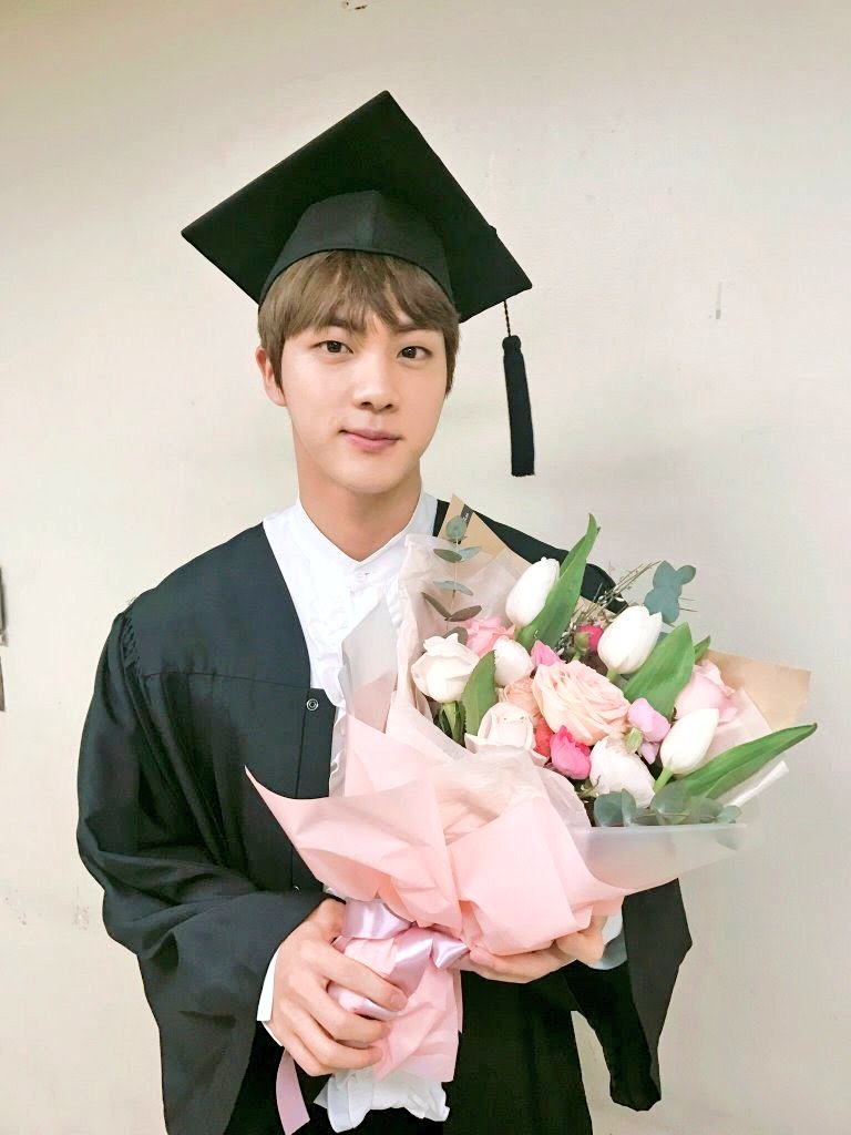 VocalKingKim's tweet image. Reminder: Jin is a graduate from Konkuk university one of most prestigious acting schools with acceptance rate of 1:201 (only 0.05% per student) he got his degree manually passing all exams while being a full time idol member of biggest boyband on planet performing music globally
