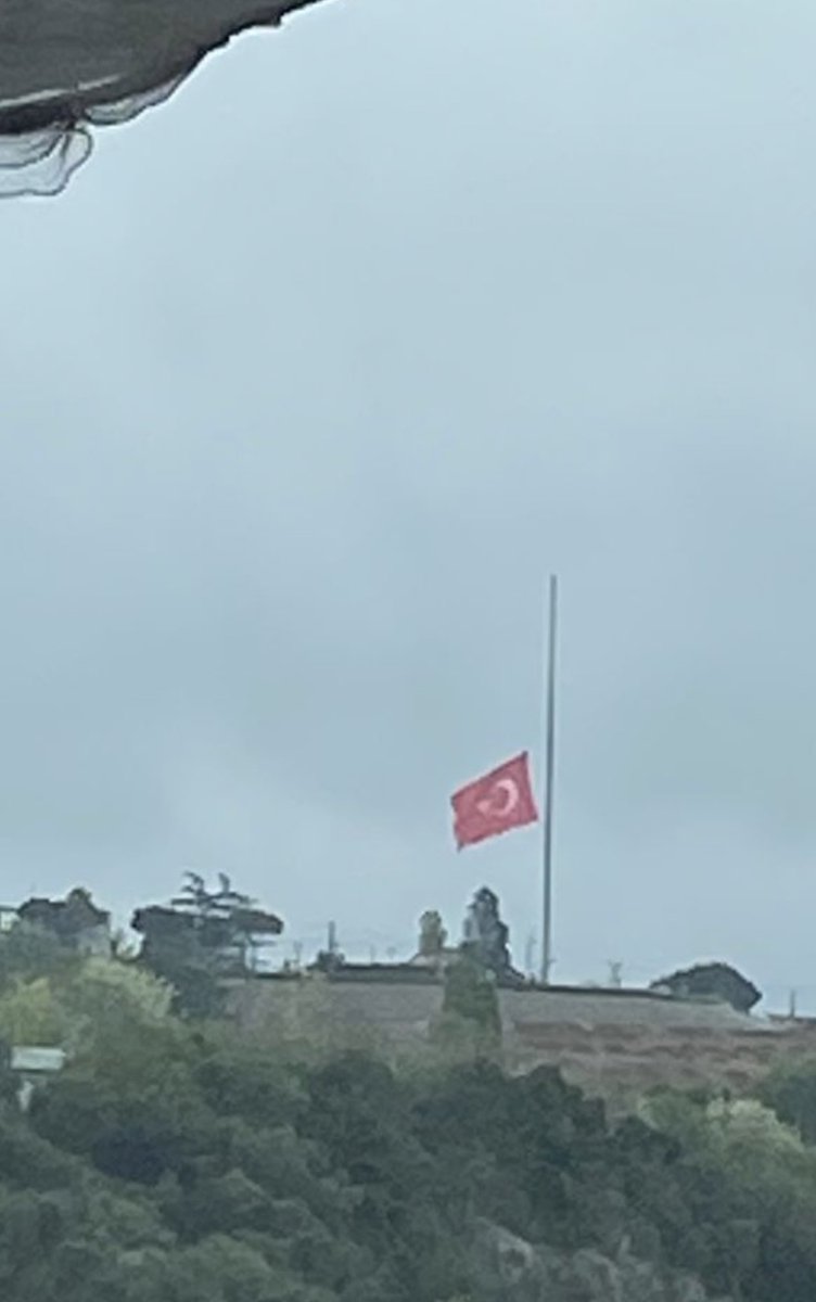 An itibarıyla, Fatih Sultan Mehmet Köprüsü, Baltalimanı ayağında, Türk bayrağı yarıya indirildi. Hayr olsun inşAllah…🤔