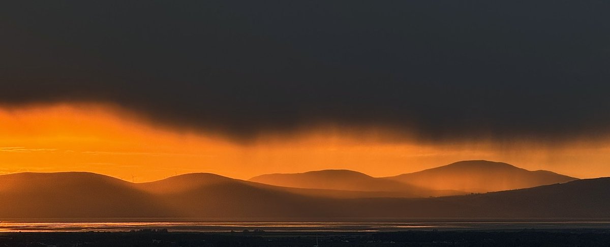 The sun sets yesterday behind the Donegal hills, under a curtain of dark sky and April showers 🖤🧡 (Needs a click) @StormHour @StormHourThemes @Schafernaker @bbcniweather @barrabest @WeatherCee @angie_weather @geoff_maskell @UTVNews @WeatherAisling @Louise_utv @LoveBallymena