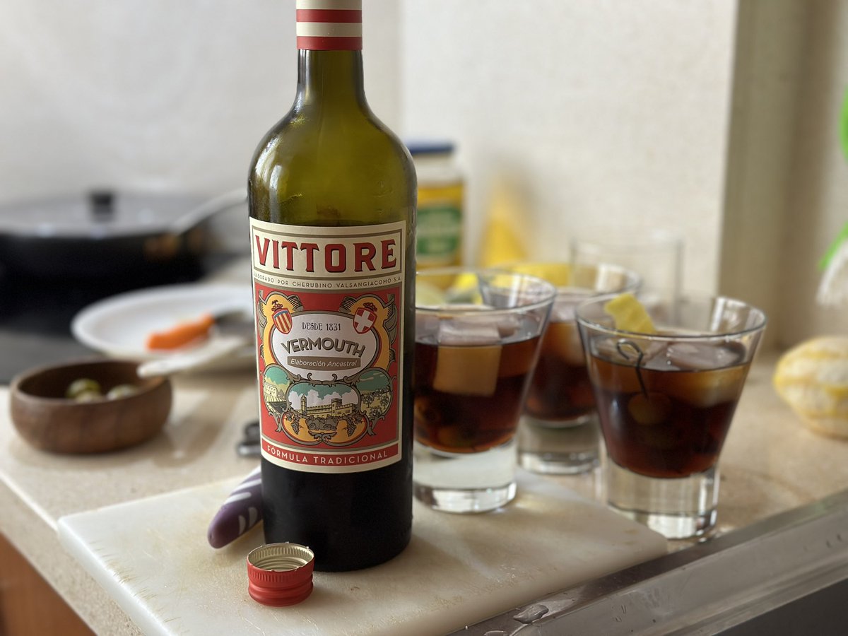 Hemos vermuteado #Vittore en casa con invitados de la mejor de las maneras que se puede hacer, a la valenciana. Almendras, berberechos, olivas, papas, champiñones rellenos, mojama… #PatirElQueLiPegarenAKennedy