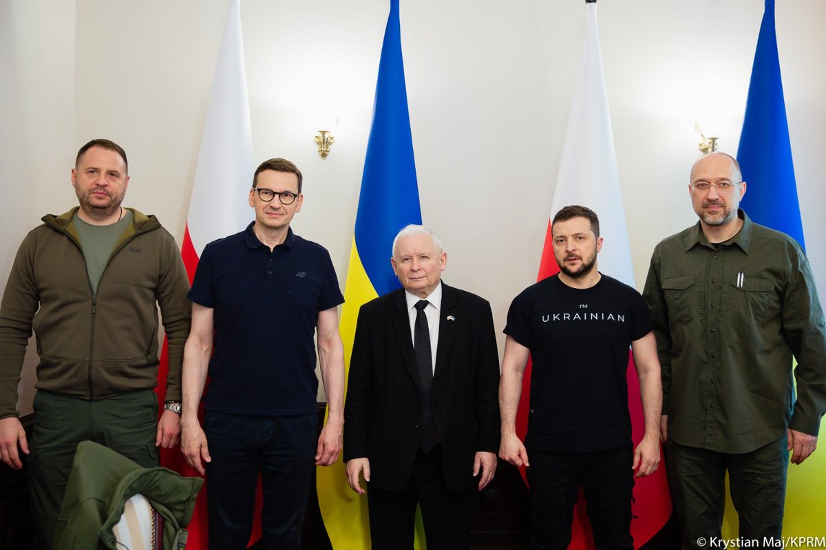 Niepublikowana dotąd fotografia Donalda Tuska i Radka Sikorskiego, którzy tuż po wybuchu wojny na Ukrainie przybyli na rozmowy w sprawie udzielenia pomocy militarnej.