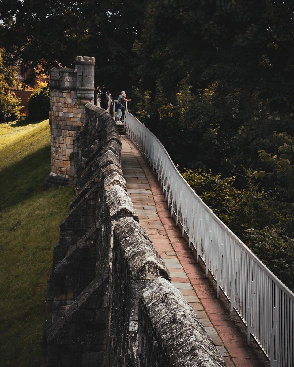 Walk through history along York City Walls! 🏰🚶‍♀️ It's the perfect activity to take in the picturesque views. visityork.org 📷 justwoondering