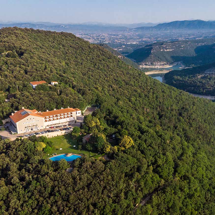 ¡Apasionados de los cómics, no nos olvidamos de vosotros!😉 Sabed que tenemos 2 Paradores cerca de Barcelona para que os podáis alojar durante el 42º Salón Internacional del Cómic😃 ¿Cuáles? Paradores de Cardona y Vic-Sau. Ambos dos maravillosos 🥰 ℹ️paradores.es/es/salon-inter…