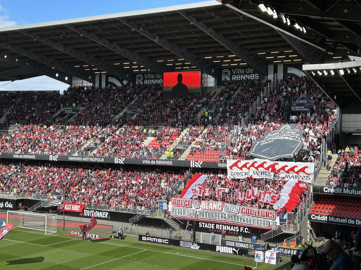 De la couleur en tribunes pour lancer le derby Rennes-Brest au Roazhon Park.