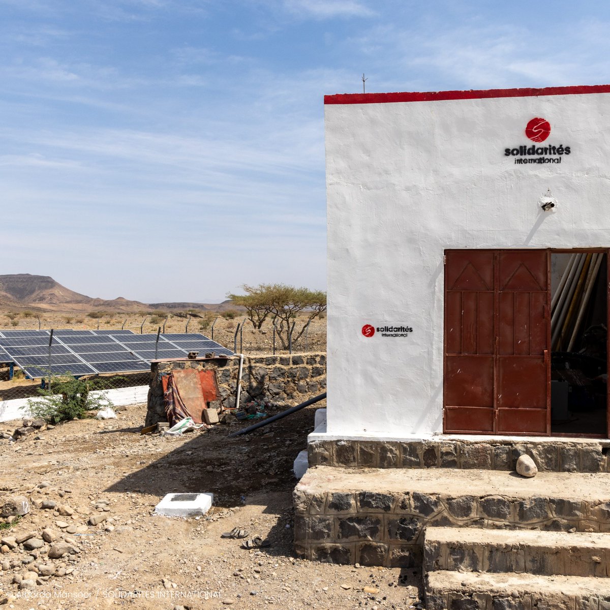 Au #Yémen 🇾🇪, nos équipes ont installé des #PanneauxSolaires qui alimentent une pompe à eau. Ce système permet d'approvisionner en #EauPotable 💦 plus de 5 000 personnes dans le village d'Al-Zaqeera et ses alentours. Avec le soutien de @SwissDevCoop et @DutchMFA