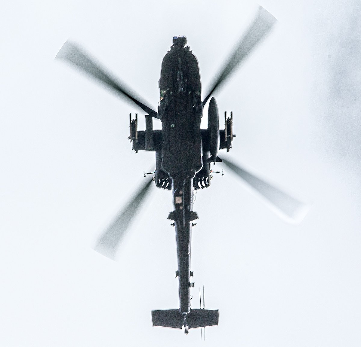 Erilainen kuvakulma!
Tositoimet #Arrow24-harjoituksessa käynnistyvät maanantaina. Uuden elementin toimintaan tuovat @BritishArmy AH-64E Apache -taisteluhekot.
Tämä yksilö lensi Niinisalossa varustettuna rakettikasetilla ja lisäsäiliöllä.
Kuva: #Panssariprikaati
#turpo #avgeek