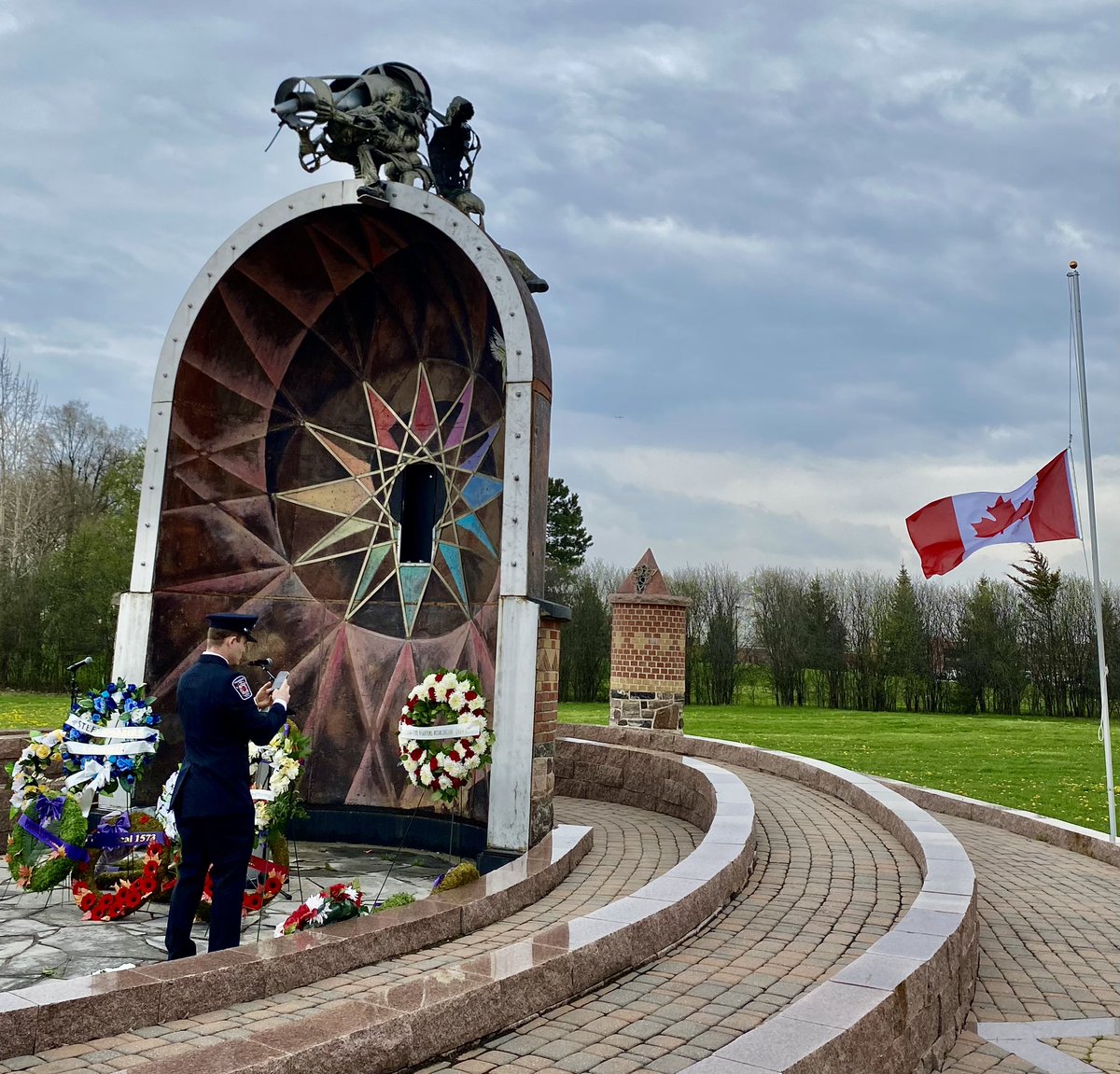 Honoured to be at the #NationalDayofMourning event to remember those who lost their lives, have been injured or became ill at work. 

Paramedics care for all these people and are not immune themselves. 

Everyone must be kept safe at work.