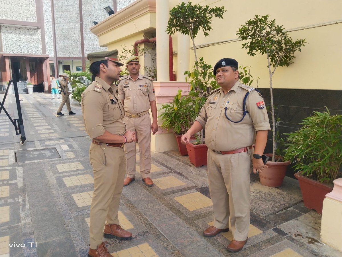 आज दिनांक 28.04.24 को माननीय ग्रह मंत्री भारत सरकार के कानपुर आगमन कार्यक्रम के दौरान मुख्य अग्निशमन अधिकारी कानपुर महोदय द्वारा माननीय के कार्यक्रम स्थल का अग्निसुरक्षा के दृष्टिकोण से निरीक्षण किया एवं संबंधित अधिकारियों को दिशा निर्देश दिए।