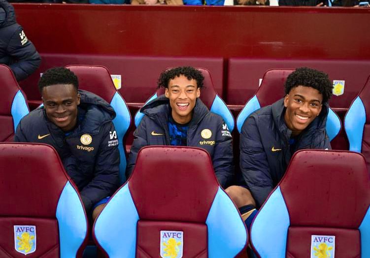 Every time the camera was on Mauricio Pochettino last night, you could see these three smiling. 

Cobham. 💙