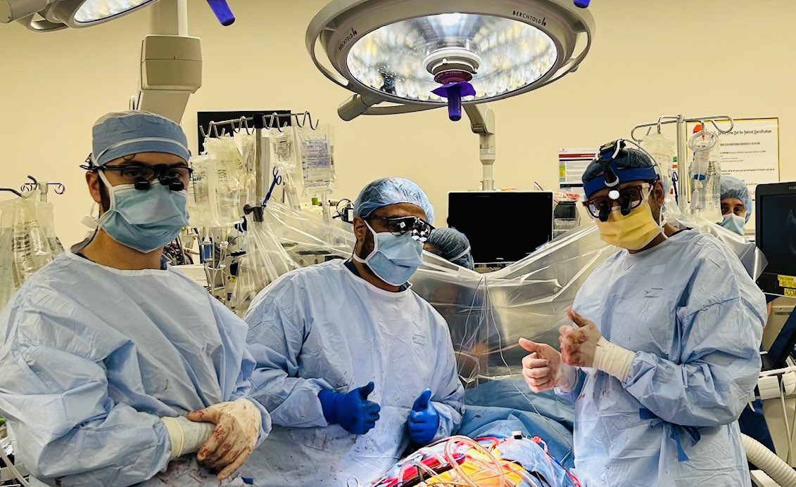 KSharmaMD's tweet image. First DCD heart transplant performed last night @HopkinsMedicine by @cpasrij @APolancoMD! Milestone moment for @hopkinsheart and @HopkinsCTSurg ! Incredible dedication and efforts by all team members. @AhmetKilicMD @stevenhsu_md @ngilotraMD @jvaishnavmd @Js08Paul…