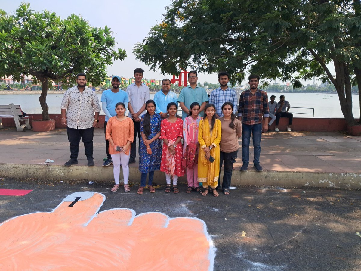 Nisharpr2004's tweet photo. अभाविप रायपुर महानगर द्वारा आज तेलीबांधा तलाब मरीन ड्राइव मे *NATION FIRST VOTING MUST* नाम से 100 फीट की रंगोली बनाई गई जिसमे प्रमुख रूप से अभाविप छत्तीसगढ़ के प्रदेश अध्यक्ष प्रो. अमित बघेल व प्रांत संगठन मंत्री श्री महेश साकेत जी उपस्थित रहे। https://t.co/I70ECtKWne