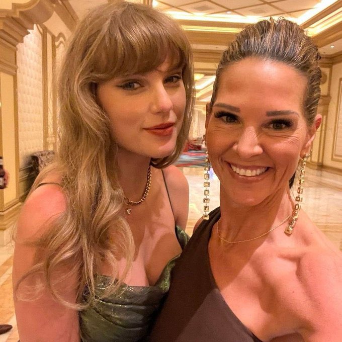 Taylor Swift with a fan at the 15 and Mahomies Foundation gala.
