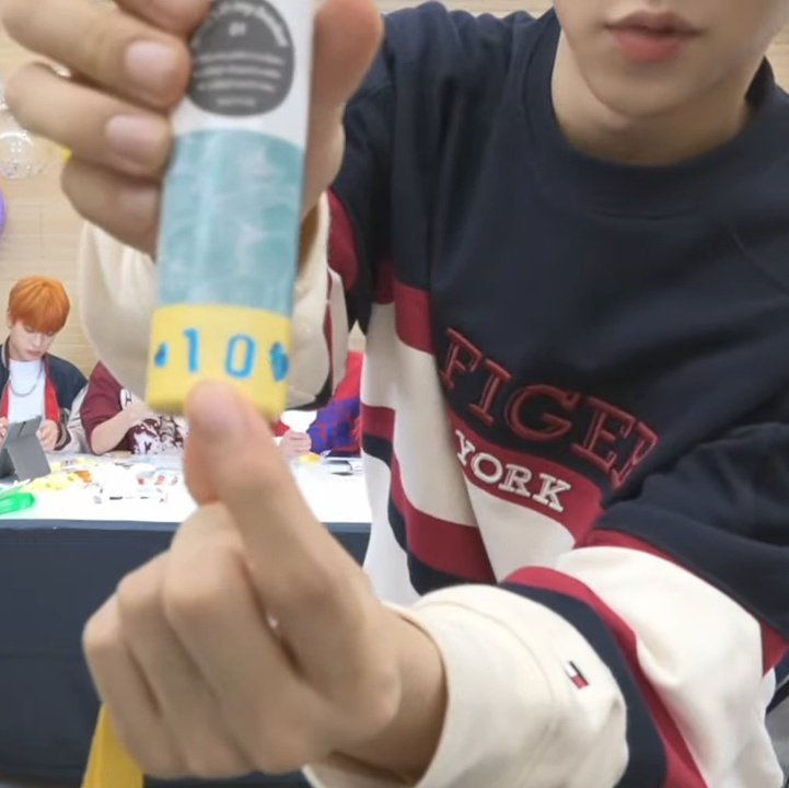 hyunwoo wrote 10 on his lightstick 🥺💖