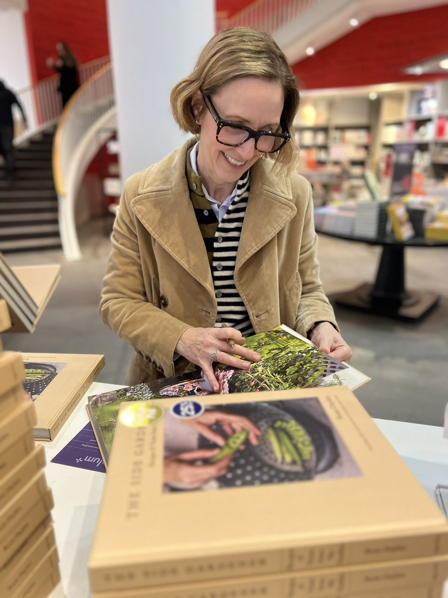 Just in time for the Spring warm weather, comes The Side Gardener by Canadian chef, gardener and interior designer Rosie Daykin, with beautiful photography by Andrew Montgomery. 

#RosieDaykin #TheSideGardener #Canlit #gardening #cookbook #vegetables #vegetarian