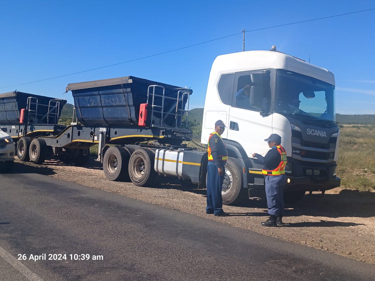 #sapsNC Through roadblocks, vehicle checkpoints, as well as heightened #PoliceVisibility patrols, #OperationShanela stamps the authority of the State and nets 179  suspects in the Northern Cape. #FightingCrime ME
saps.gov.za/newsroom/msspe…