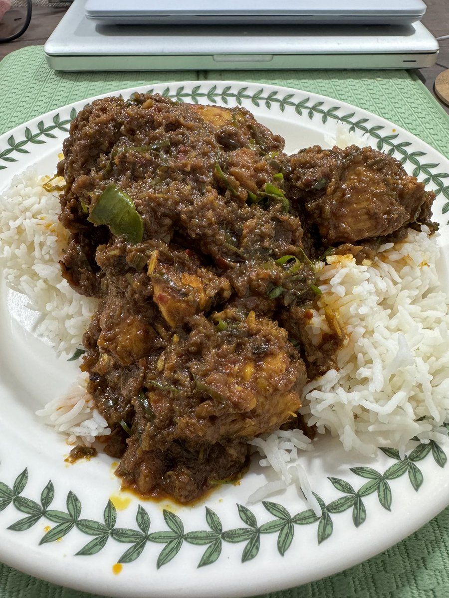 Kita xde jemputan open house harini jadi kita mengopenhousekan dapur ngan makan rendang 😂🤭