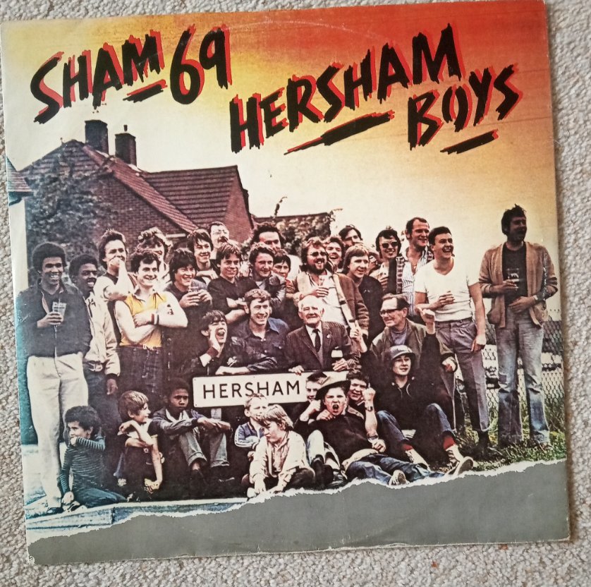 Not so genteel Sunday afternoon listening, 'Hersham Boys' by #Sham69. 

I bought this 12 inch single when it was released in 1979. A side a bit longer than the 7 inch version, and 4 live tracks on the B side! 

#VinylCommunity