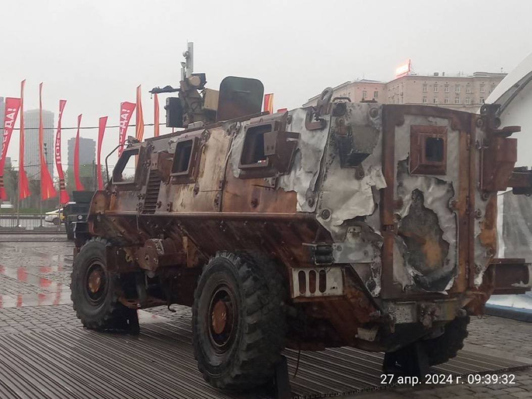 🚨🇦🇺🇷🇺Un vehículo Bushmaster australiano de 2,4 millones de dólares capturado fue visto en una exhibición pública de trofeos occidentales en Moscú, Rusia.