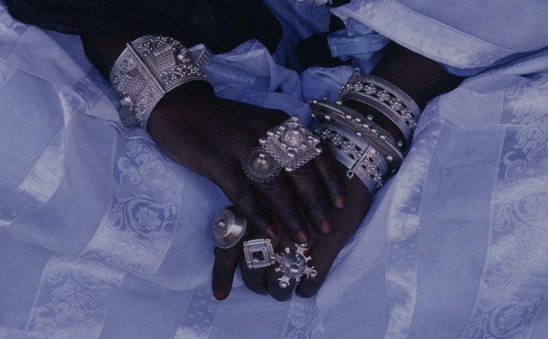 Bejeweled hands of a Tuareg woman, near Tamanrasset. Frans Lemmens, 2000.