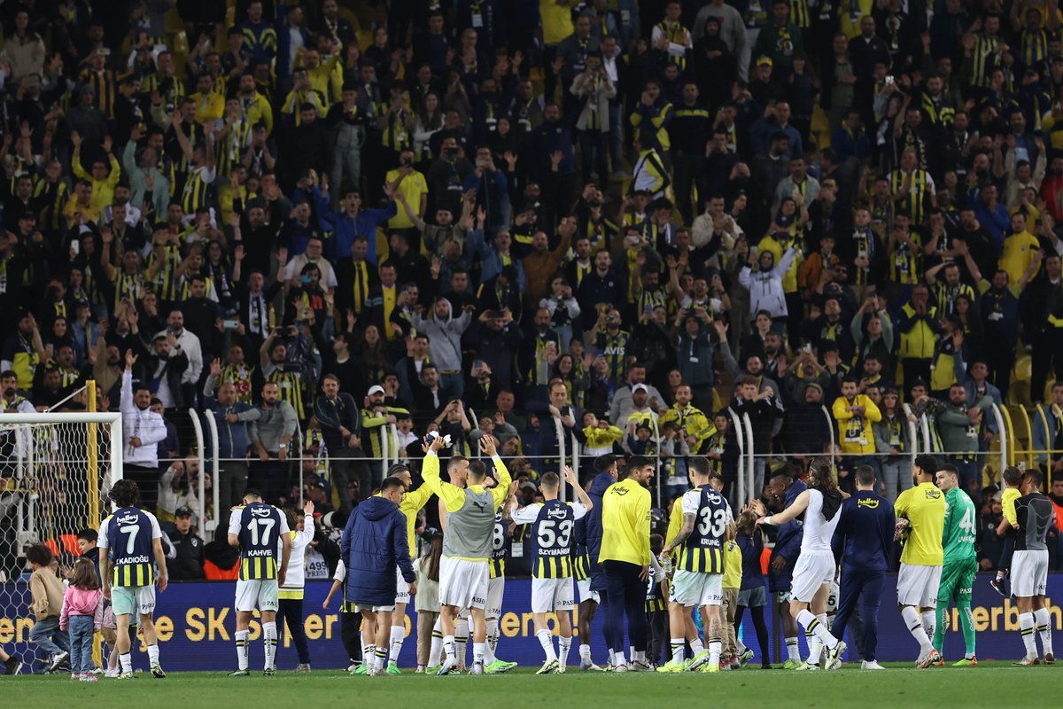 Fenerbahçe kept their title hopes alive after beating 10-man Beşiktaş 2-1 via goals from Michy Batshuayi and İrfan Kahveci, remaining four points behind Galatasaray with four matches left. @shaunconnolly85 on Fenerbahçe: breakingthelines.com/investigation-…
