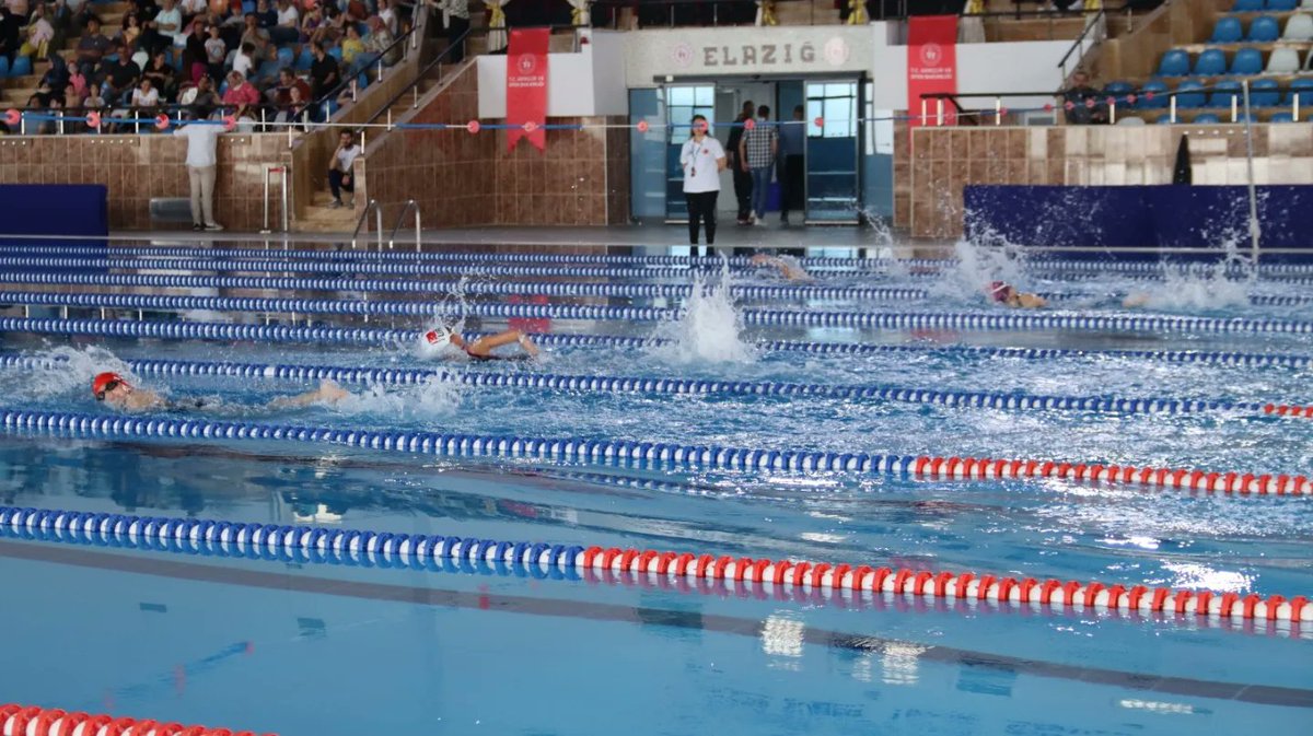 📍Olimpik Yüzme Havuzu Şehrimizde ilk defa gerçekleştirilen 1. Çayda Çıra 🪔 Yüzme Festivali 9️⃣ Kulüp toplam 1️⃣7️⃣5️⃣ sporcunun katılımıyla sona erdi. 🏊‍♀️🏊‍♂️ Yüzme Festivalinde dereceye giren sporcularımızı ve antrenörlerini tebrik ediyoruz👏 @gencliksporbak @OA_BAK
