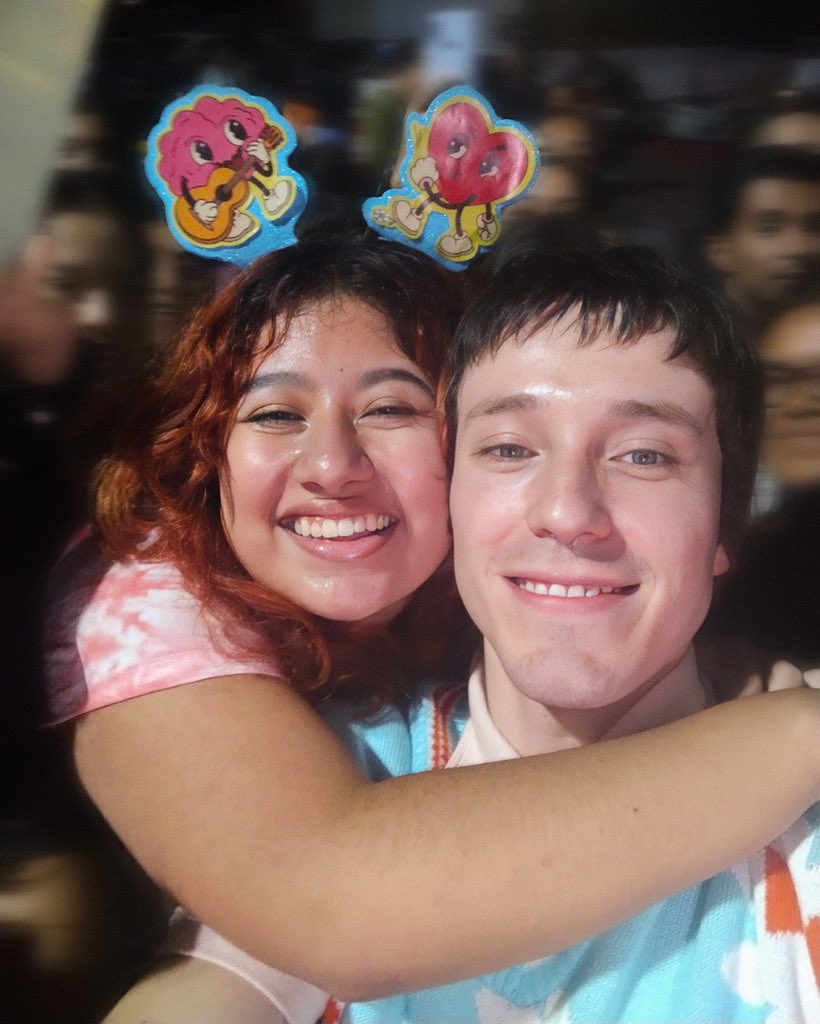 alanlittlesun's tweet image. Hola @OYELAZONACODER :D💗
Me encantaría ganar esa merch de @alongmusic, creo que lo merezco y aquí les cuento por qué ⬇️
#OyeLaZonaCoder