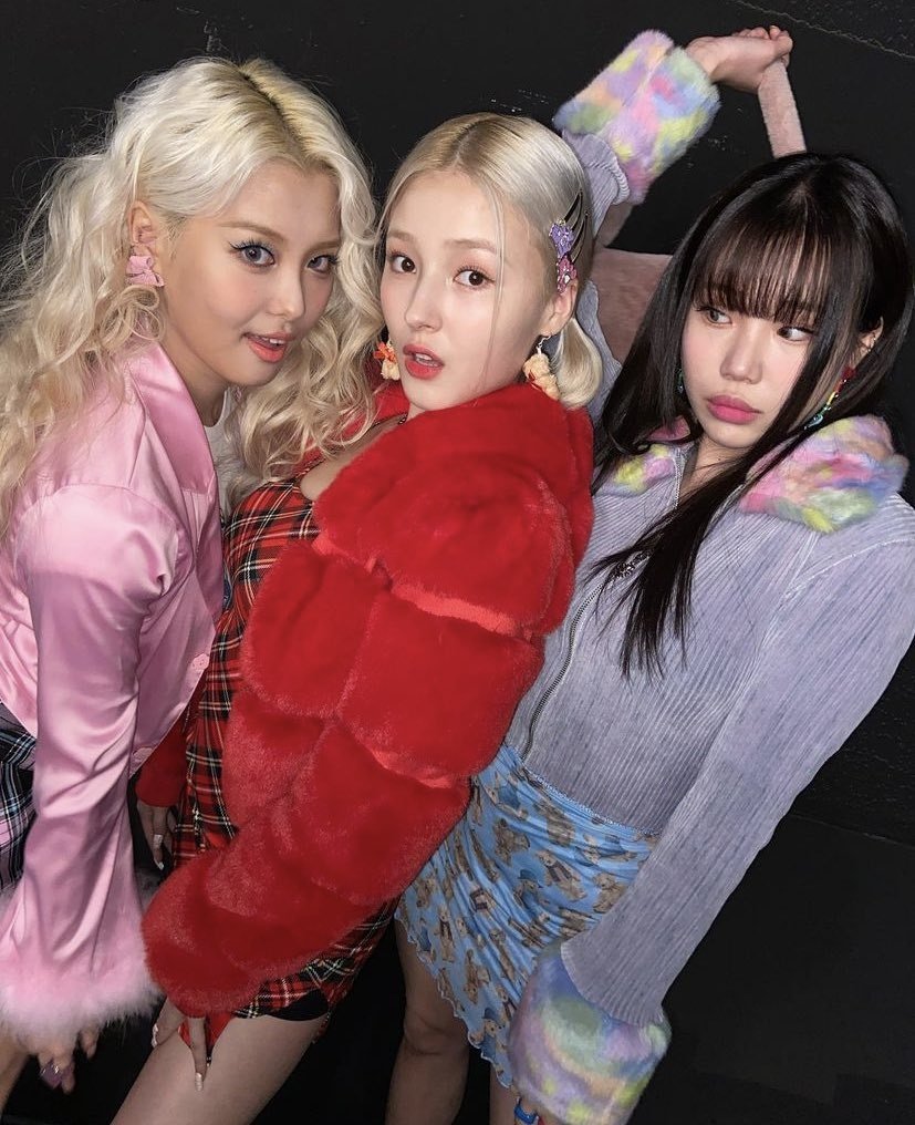 momolandist's tweet photo. lets all agree that momoland was the group that brought back y2k in kpop https://t.co/BdFumL9eP3