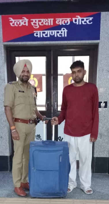 Operation Amanat
We understand the value of your Belongings.
RPF Team Varanasi found  an Unclaimed bag at Railway Station. The team acted swiftly, located its owner and hand over the bag to him.