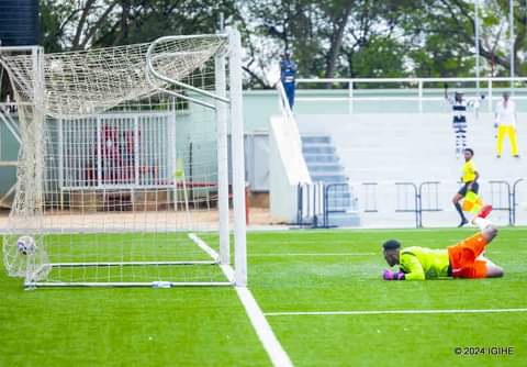 #Football ⚽ #yegobsport 🟣 • Rwanda primus league igeze ahakomeye ku makipe arwana no kutamanuka • Etoile de l'est 1-0 Marine FC • Sunrise FC 2-1 Gorilla FC • Gasogi United 1-1 APR FC 14. Sunrise FC 29 Pts 15. Bugesera 28 Pts 16. Etoile 28 Pts @Yegobofficial ,