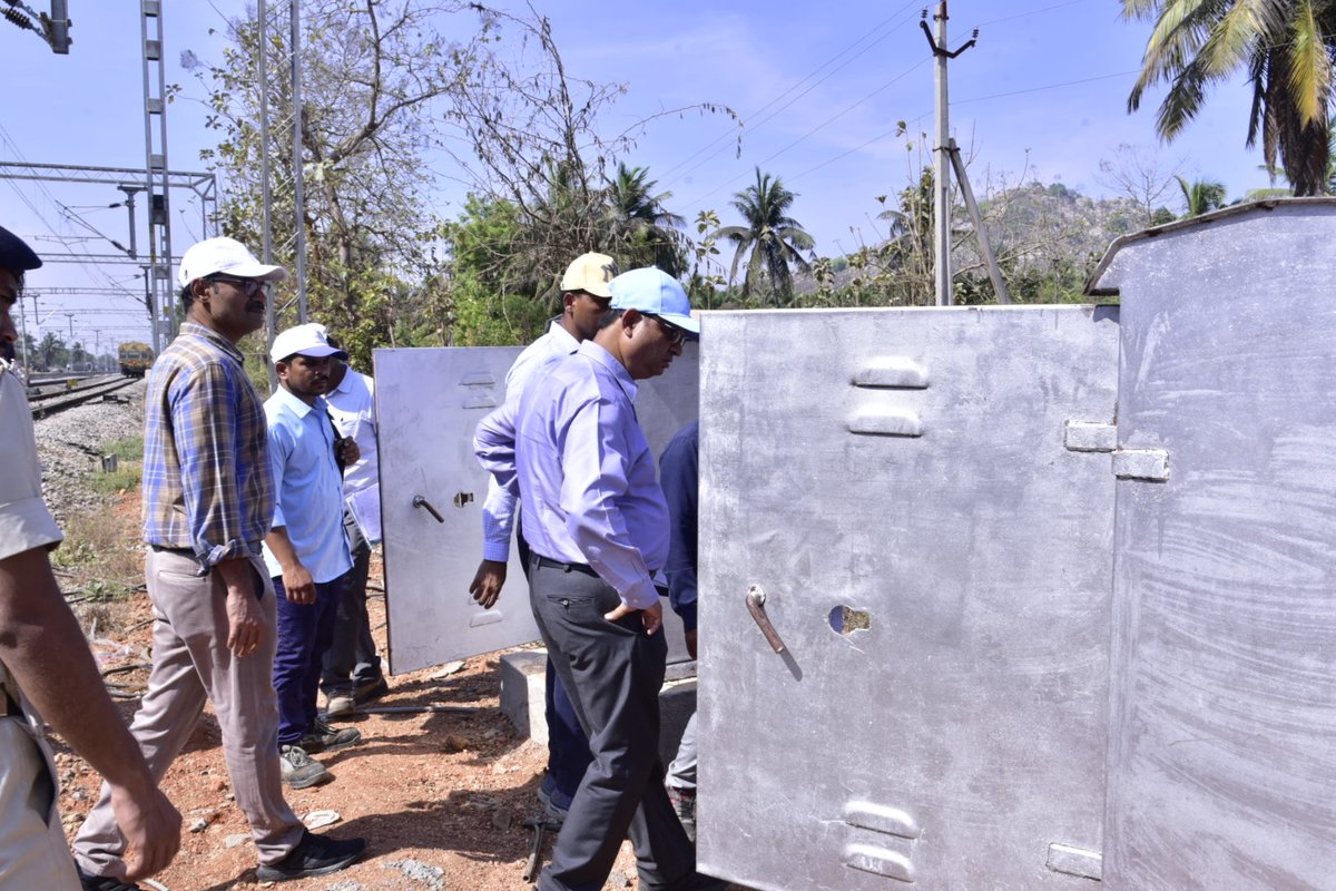 DRM Inspected the progress of works of new platform , additional loop line, OHE, and S&T Signalling works at Bommasamudram Station along with concerned Branch officers on 28.04.24 @SCRailwayIndia