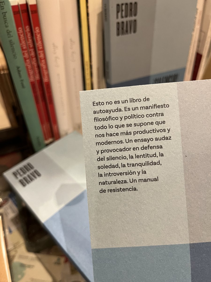 Lo nuevo de @PedroBravo, que nos gusta como los libros sobre el #silencio #librosdeprimera #libreriaprimerapagina #urueña PD: No van a creerlo, pero estaba poniendo esto cuando dos lectores han coincidido con el libro en la mano comentándolo (se los han llevado). Serendipias💙📖